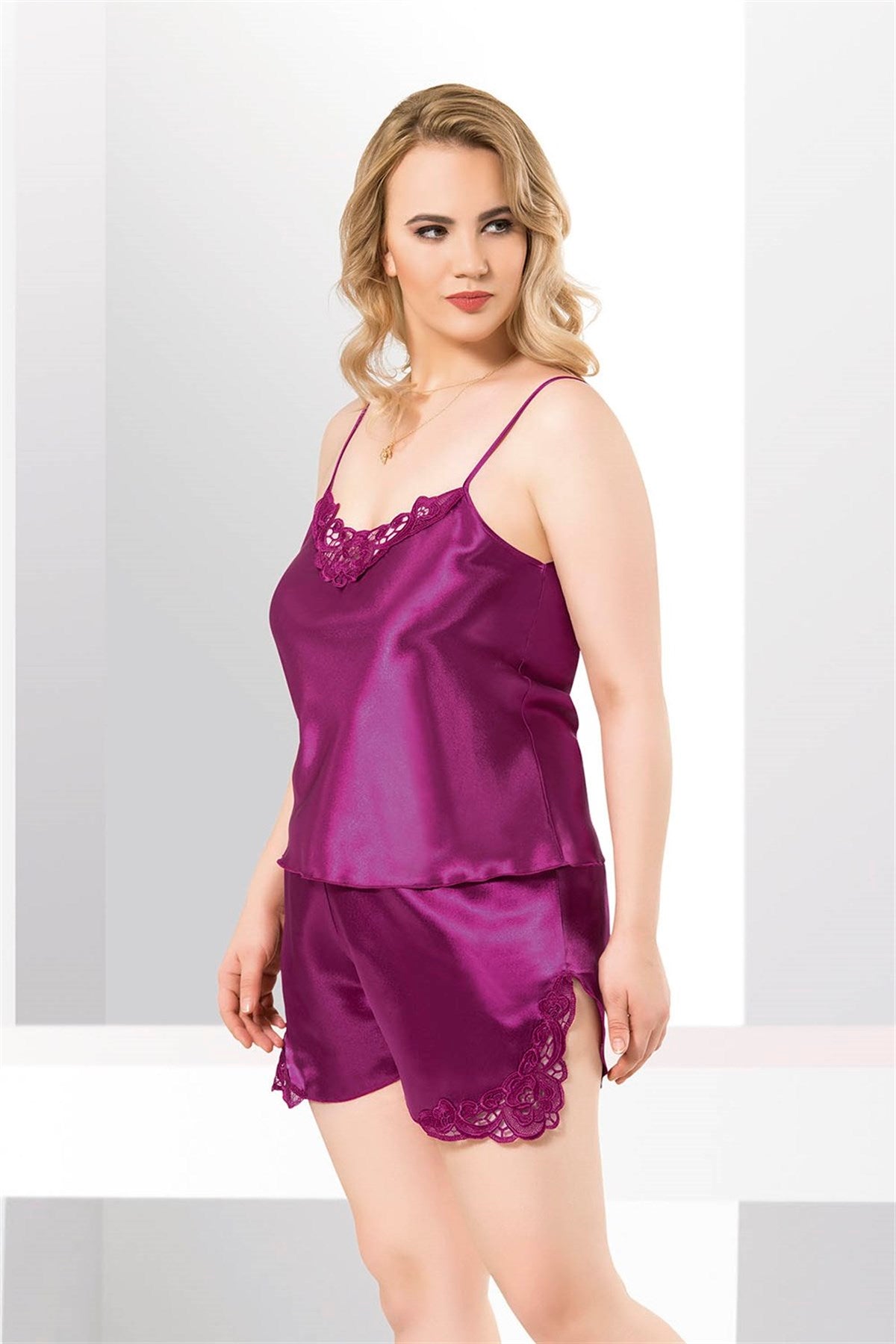 Lilafarbenes Babydoll-Shorts-Set aus Satin in Übergröße