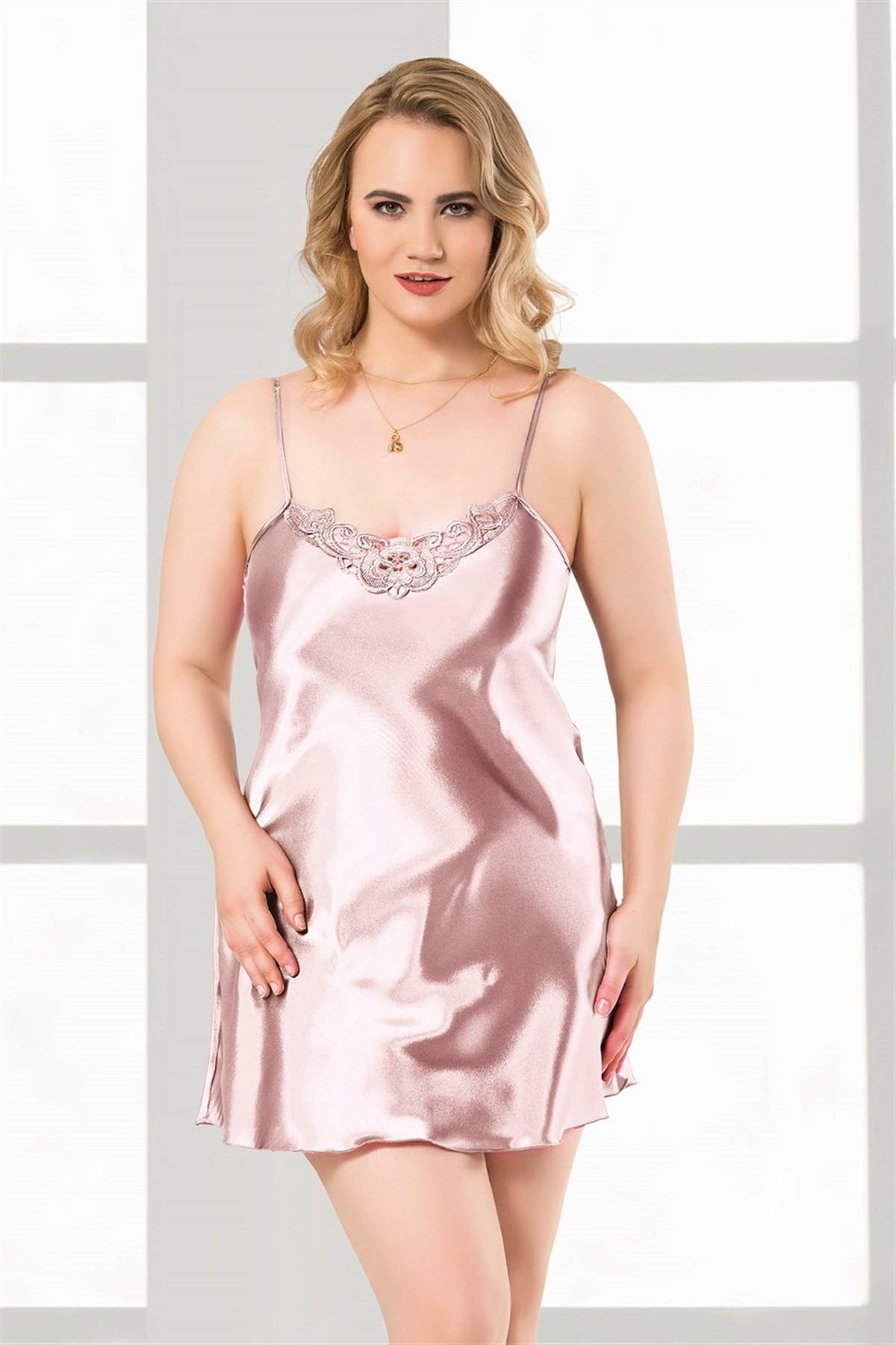 Kurze Satin-Nachthemden in Lachsfarben in Übergröße