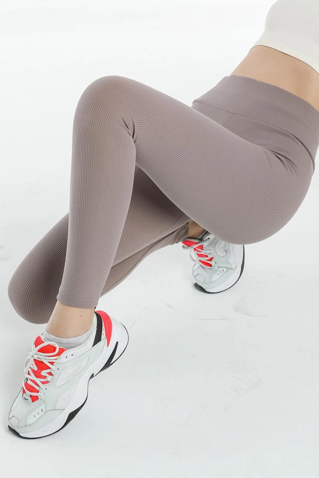 Nerzfarbene gerippte Leggings mit hoher Taille 0608