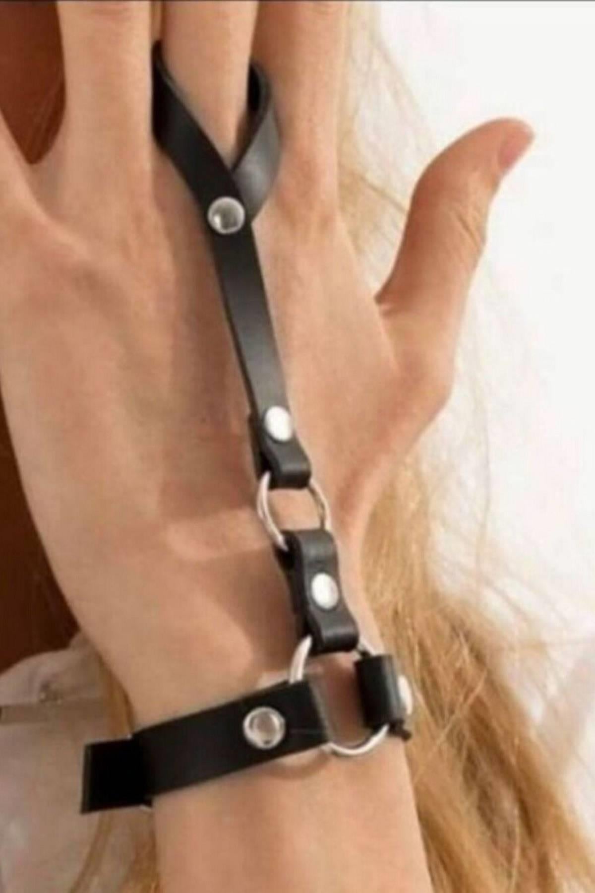 Stilvolles Accessoire-Armband aus Leder an einem Finger 700630
