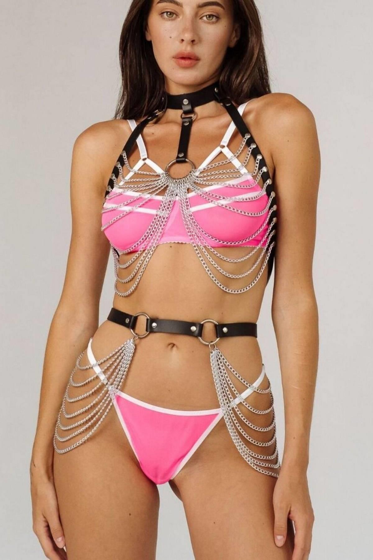 Stilvolles Nachthemd-Set aus Leder mit Kette über Taille und Brust 700743