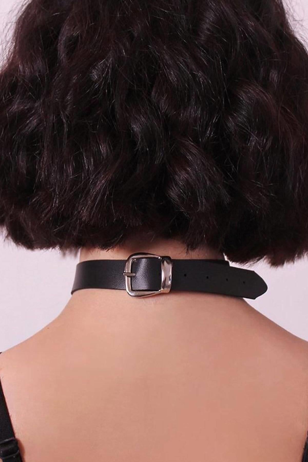 Stylischer Halsgürtel mit Kette und Ring im Mittelteil 010 