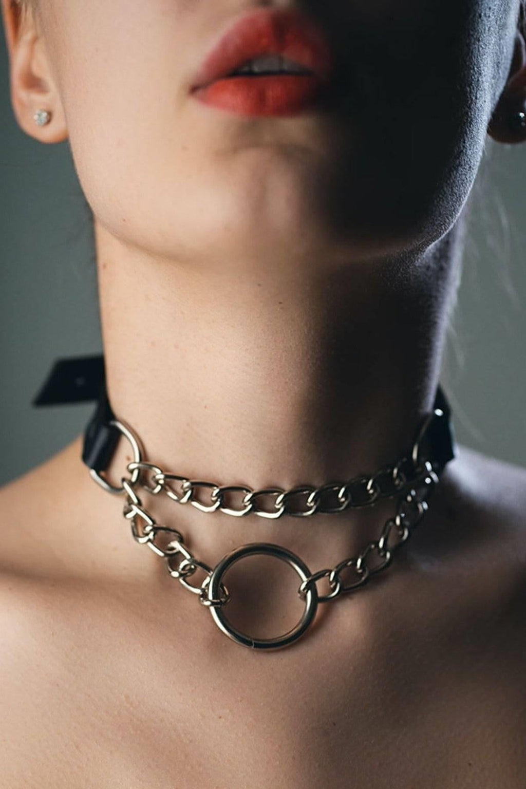 Stylischer Halsgürtel mit Kette und Ring im Mittelteil 010 