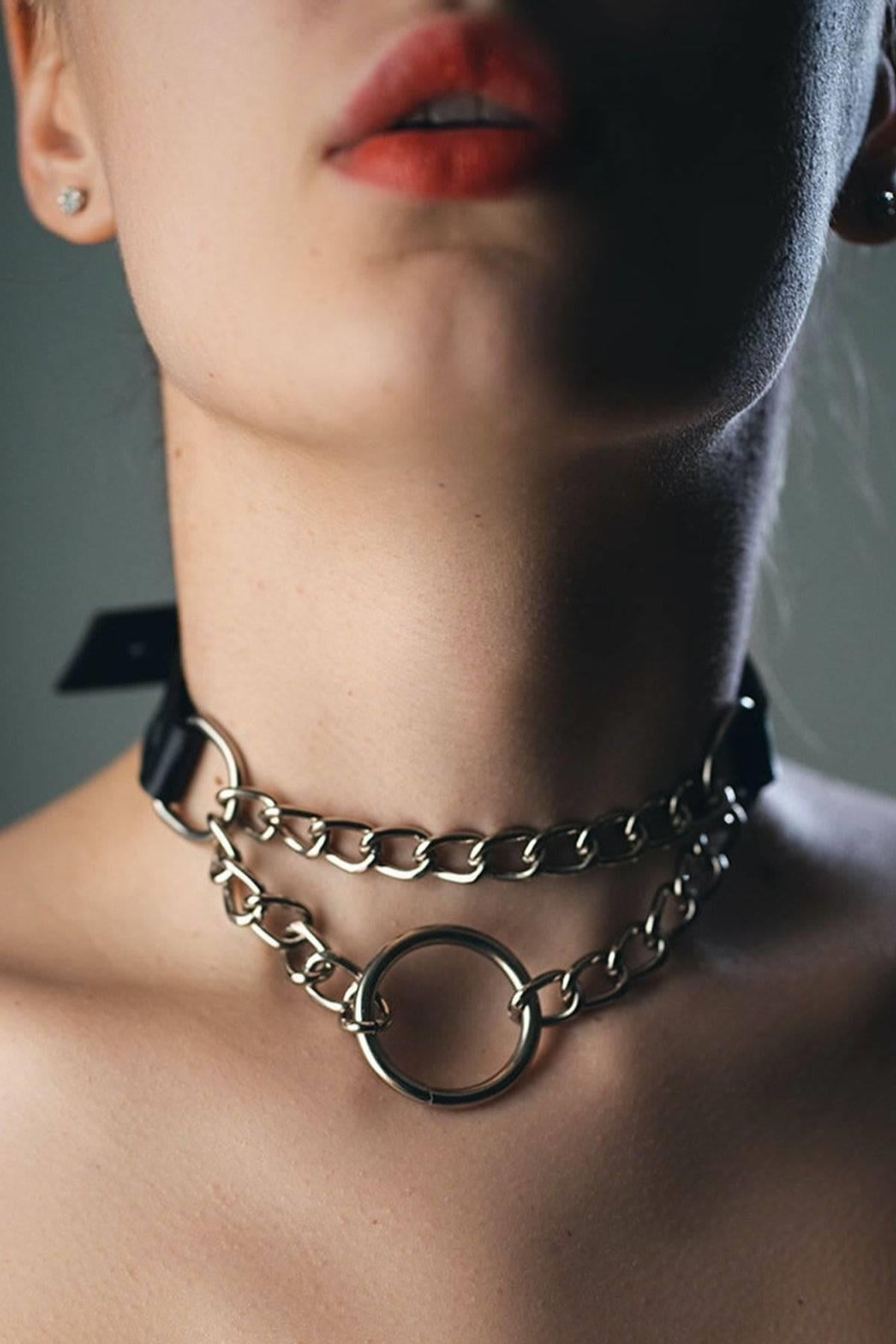 Stylischer Halsgürtel mit Kette und Ring im Mittelteil 010 